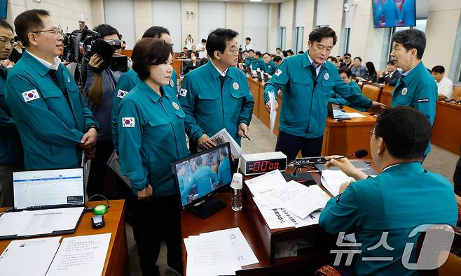 18일 오후 서울 여의도 국회에서 열린 행정안전위원회 제416회국회(임시회) 3차 전체회의에서 조승환 국민의힘 의원(왼쪽부터), 조은희 간사, 배준영 의원, 정동만 의원이 이달희 의원 의사진행 발언을 중단시킨 것과 관련 신정훈 위원장을 향해 항의하고 있다. 오른쪽은 윤건영 민주당 간사. 행안위 여야 의원들은 이날 이재명 더불어민주당 의원 발의 '2024년 민생위기 극복을 위한 특별조치법안'(전 국민 25만원 지원법)을 놓고 격돌했다. 2024.7.18/뉴스1 ⓒ News1 안은나 기자