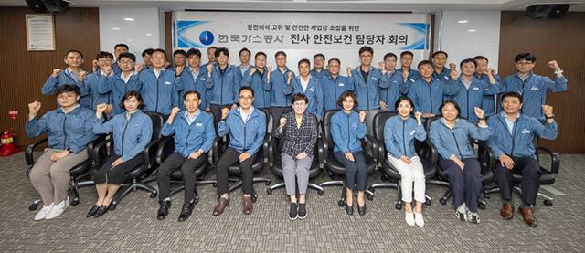 16일 대구에서 열린 한국가스공사 '2024년 전사 안전·보건 담당 부서장 회의'에서 최연혜 가스공사 사장 등 참석자들이 기념 촬영을 하고 있다./한국가스공사