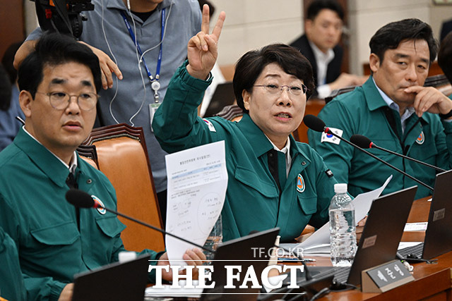 이달희 국민의힘 의원이 18일 오후 서울 여의도 국회 행정안전위원회에서 열린 전체회의에서 의사진행 발언을 요청하고 있다.