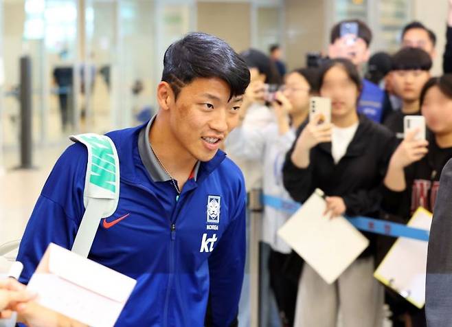 한국 축구 대표팀 황희찬이 싱가포르와 2026 북중미 월드컵 아시아 2차 예선 경기를 마친 뒤 지난달 7일 오전 인천국제공항 제2여객터미널을 통해 귀국하고 있다. [이미지출처=연합뉴스]