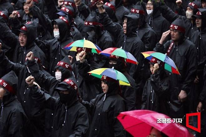 삼성전자 최대 노조인 전국삼성전자노동조합이 사흘간 총파업을 선언한 지난 8일 경기도 화성 삼성전자화성사업장 정문앞에서 열린 총파업결의대회에서 노조원들이 구호를 외치고 있다. 사진=조용준 기자 jun21@