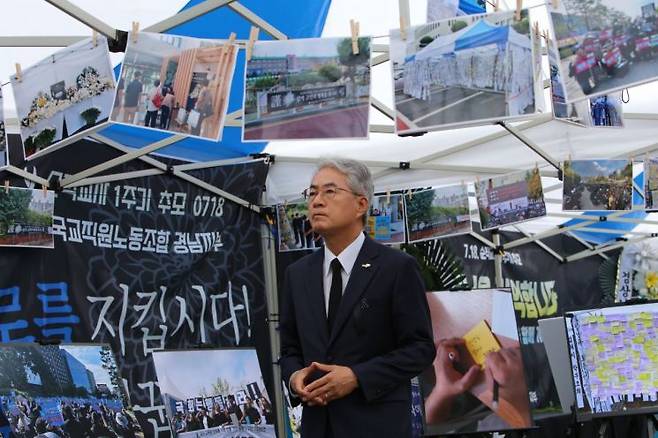 박종훈 경남교육감이 교육청 주차장에 마련된 서울 서이초 교사 사망 1주기 추모공간을 둘러보고 있다. [사진=이세령 기자]