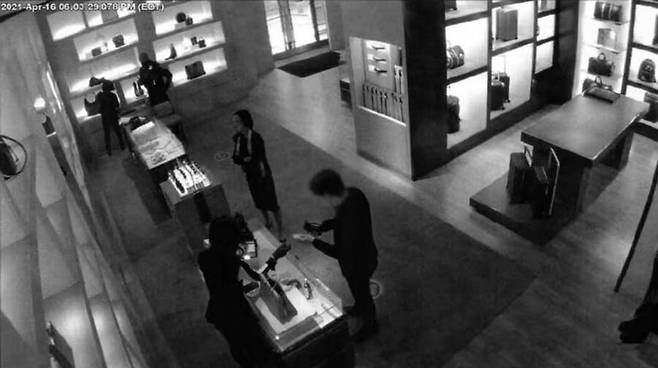 지난 2021년 4월 미 워싱턴 DC 주미 대사관 외교관 신분으로 나온 국정원 요원이 수미 테리 연구원에게 선물하기 위해 3450달러 상당의 루이비통 핸드백을 구매하고 있는 모습. /미 연방검찰 공소장