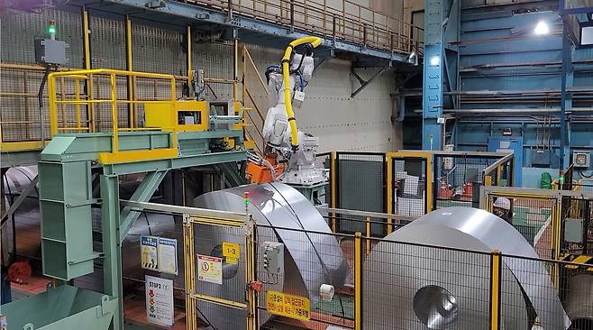 포스코DX와 포스코 포항제철소가 냉연 공정에 산업용 로봇을 적용해 철강 코일의 밴드 제거를 자동화했다./포스코DX 제공