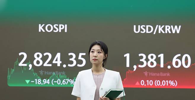 18일 오후 서울 중구 하나은행 딜링룸 전광판에 코스피 지수가 나타나고 있다. /뉴스1