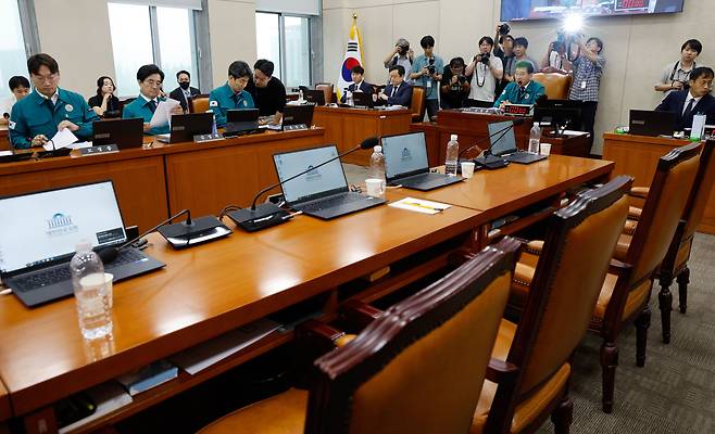 18일 오후 서울 여의도 국회에서 열린 행정안전위원회 제416회국회(임시회) 3차 전체회의 도중 국민의힘 의원들이 이달희 의원 의사진행 발언 중단과 관련 퇴장해 자리가 비어 있다. 행안위 여야 의원들은 이날 이재명 더불어민주당 의원 발의 '2024년 민생위기 극복을 위한 특별조치법안'(전 국민 25만원 지원법)을 놓고 격돌했다. /뉴스1