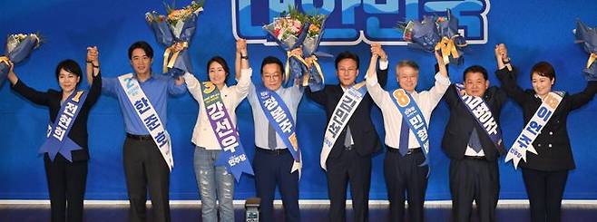 더불어민주당 최고위원 후보들이 지난 14일 오후 국회도서관에서 열린 전당대회 최고위원 예비경선에서 선출된 뒤 기념촬영을 하고 있다. 사진 왼쪽부터 전현희·한준호·강선우·정봉주·김민석·민형배·김병주·이언주 최고위원 후보. ⓒ 뉴시스