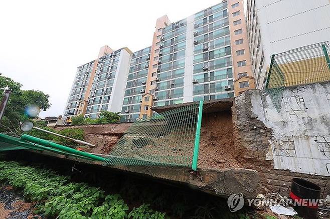 18일 집중호우로 인천 강화군 갑곳리의 한 아파트 옹벽이 무너져 있다. ⓒ연합뉴스