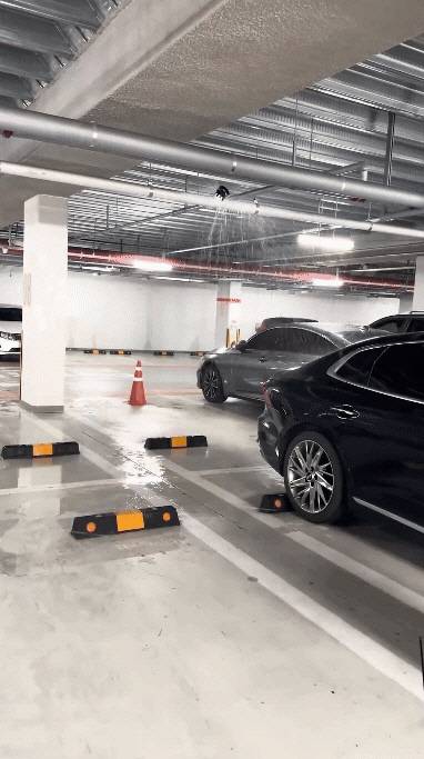 18일 동탄2신도시 레이크자이 더테라스 지하 주차장 천장에서 물이 쏟아지고 있는 모습. [독자 제공]