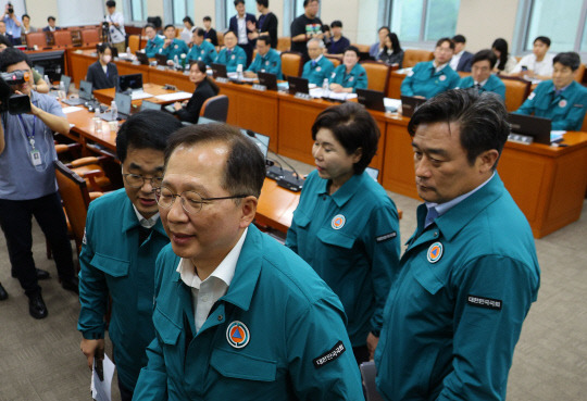 18일 국회에서 열린 행정안전위원회 전체회의에서 국민의힘 조은희 간사를 비롯한 의원들이 이달희 의원의 의사진행 발언을 중단시킨 것에 대해 신정훈 위원장에게 항의한 뒤 퇴장하고 있다. 연합뉴스