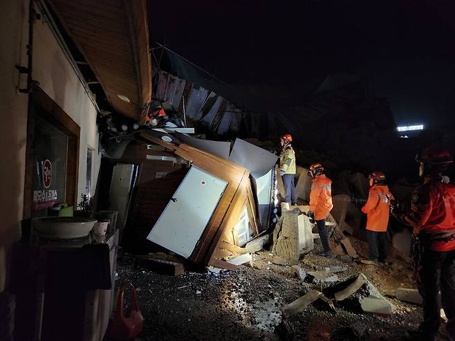 18일 오전 2시25분께는 양주시 백석읍에서 산사태로 토사가 흘러내려 집 일부가 무너졌으며, 주민이 자력 대피해 인명피해는 없었다. 경기도북부소방재난본부 제공