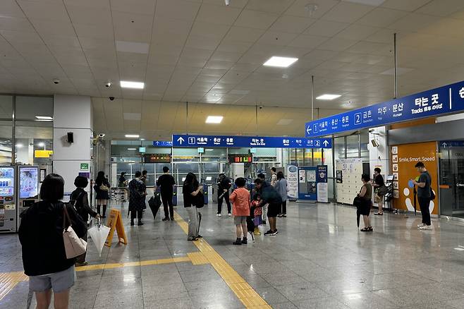 18일 오전 경기도 파주시 경의선 금릉역에서 서울 방면 열차가 폭우로 지연돼 승객들이 대합실에서 대기하고 있다. 독자 제공. 연합뉴스