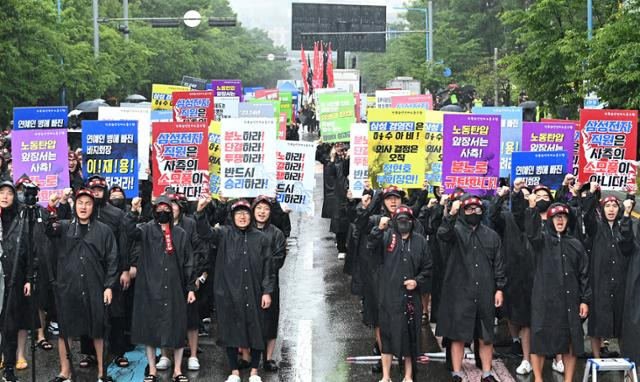 삼성전자 최대 노조인 전국삼성전자노동조합(전삼노)이 총파업에 돌입한 8일 경기도 화성시 삼성전자 화성사업장 정문 앞에서 총파업 결의대회에 참가한 조합원들이 구호를 외치고 있다. 뉴시스