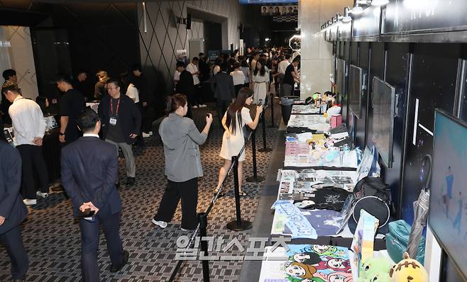 [2024K포럼]일간스포츠와 이코니미스트가 공동 주최하는 ‘2024K포럼’이 17일 서울 용산구 서울드래곤시티 그랜드볼룸에서 열렸다. 이번 포럼의 주제는 ‘K Makers : K를 만드는 사람들’로, K콘텐츠와 K브랜드 간 시너지를 위한 컬래버레이션의 키를 움직이는 사람들에 중심을 두고 다양한 현장의 모습들을 소개한다. 행사 시작 전 행사장 앞 복도에 K콘텐츠 관련 회사에서 마련한 부스를 참가자들이 살펴보고 있다. 신인섭 기자