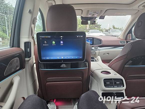 마이바흐 GLS 600 4MATIC 마누팍투어 2열에 키 180cm가 넘는 기자가 앉은 모습. [사진=홍성효 기자]