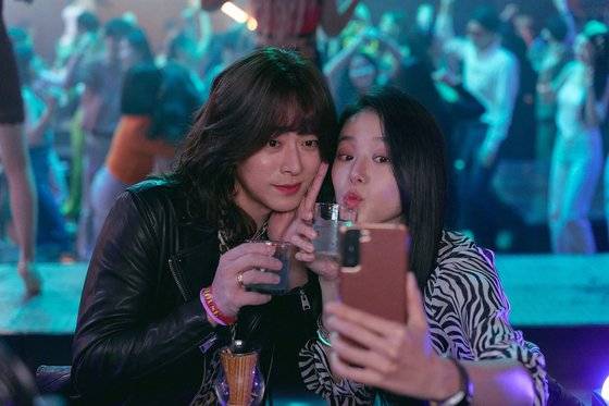 영화 '파일럿'에서 '한정미'로 변장한 한정우(조정석, 왼쪽)가 남자란 걸 숨기고 가까워진 동료 파일럿 슬기(이주명)과 나이트클럽에서 즐거운 한때를 보내고 있다. 그는 슬기를 '언니'라며 따른다. 사진 롯데엔터테인먼트