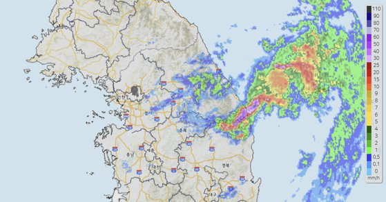 18일 오후 5시 30분 현재 기상청 레이더에 잡힌 강수대 모습. 시간당 30~60㎜의 강한 비를 쏟는 비구름 영역(보라색)이 경북 동북부를 지나 동해로 빠져나가고 있다. 사진 기상청