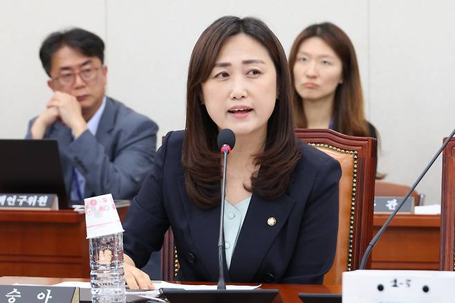 더불어민주당 소속 국회 교육위원회 백승아 위원이 18일 오전 서울 여의도 국회에서 열린 교육위 첫 전체회의에서 발언하고 있다. 연합뉴스