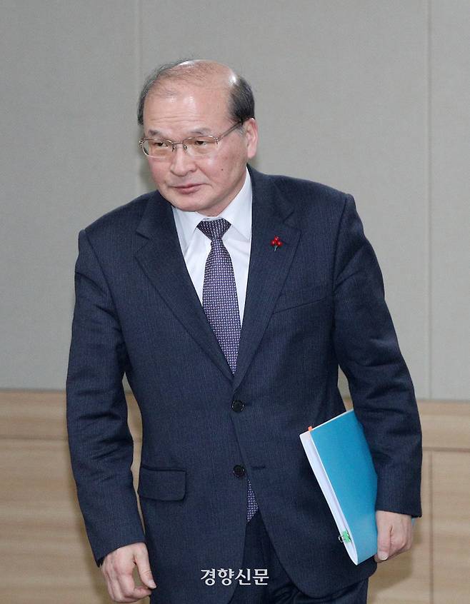 이상인 방송통신위원회 부위원장이 지난 1월30일 경기 과천정부청사에서 열린 KBS 등 지상파방송사에 대한 재허가 여부 심의·의결을 위한 2024 제3차 방송통신위원회 회의에 참석하고 있다. 권도현 기자