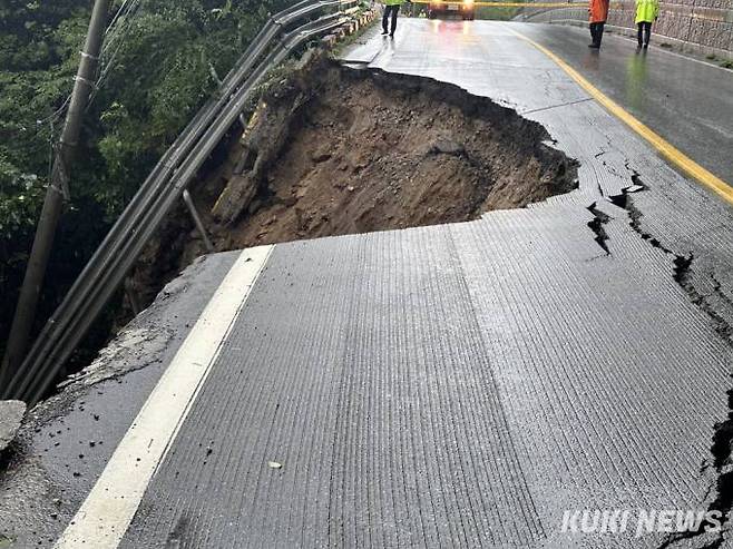 춘천시 오월리 피암터널쪽 국도가 붕괴돼 경찰과 소방당국이 도로 통제를 실시하고 있다. (사진=강원소방본부)