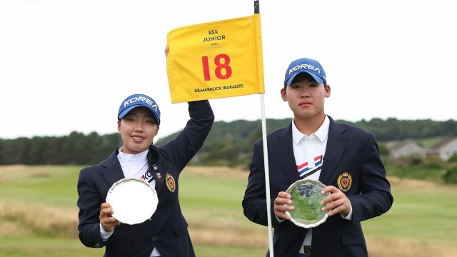 17일(현지시간) 스코틀랜드 배러시 링크스에서 막을 내린 주니어 오픈에서 남여 동반 우승을 차지한 이효송과 안성현(오른쪽). R&A홈페이지 갈무리