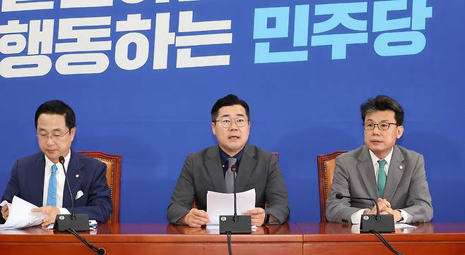 더불어민주당 박찬대 당대표 직무대행 겸 원내대표(가운데)와 진성준 정책위의장(오른쪽), 박성준 원내수석부대표(왼쪽)가 18일 오전 국회에서 열린 정책조정회의에서 발언하고 있다. [사진 출처 = 연합뉴스]