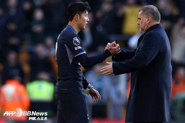 경기 후 손흥민과 악수를 나누며 대화하는 토트넘 엔제 포스테코글루 감독. 사진=ⓒAFPBBNews = News1