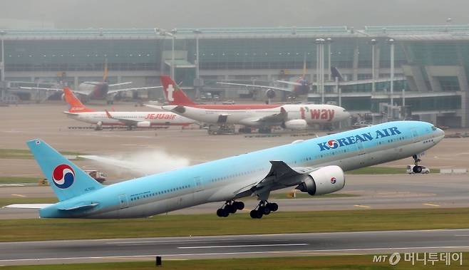 [인천공항=뉴시스] 홍효식 기자 =사진은 8일 인천국제공항에 이륙하는 대한항공 뒤로 LCC 여객기가 주기되어 있다. 2024.07.08.