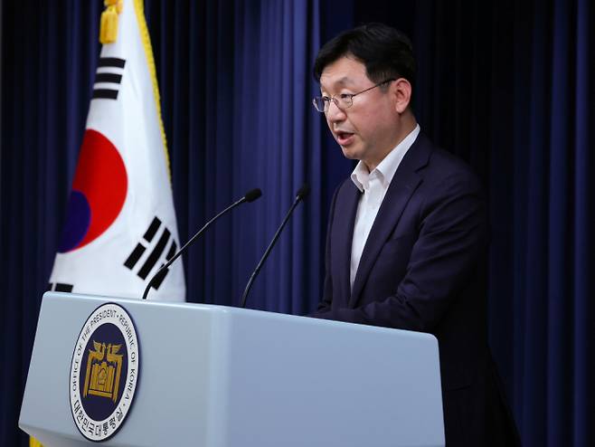 성태윤 정책실장이 17일 서울 용산 대통령실 청사에서 체코 신규 원전 우선협상대상자 선정 관련 브리핑을 하고 있다. / 사진=뉴시스 최진석 기자 /사진=최진석