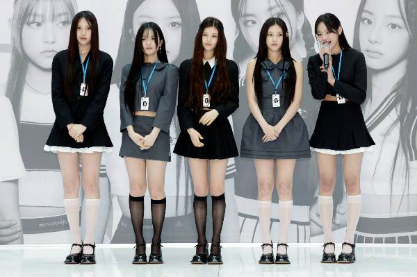 영국 재즈 밴드 샤카탁이 걸그룹 뉴진스의 곡 '버블검'이 자신들의 곡과 유사하다며 내용증명을 보낸 사실이 확인됐다. 사진은 지난 3월22일 인천공항세관 홍보대사에 위촉된 그룹 뉴진스. /사진=뉴시스