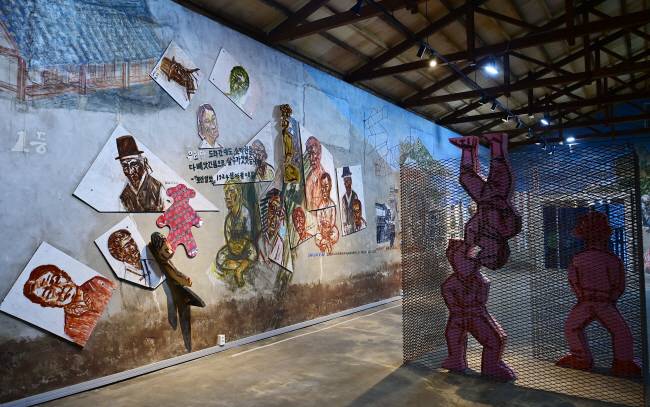 암태도 암태농협창고를 개조해 만든 서용선 미술관 겸 암태도항쟁전시관 내부의 벽화 작품.