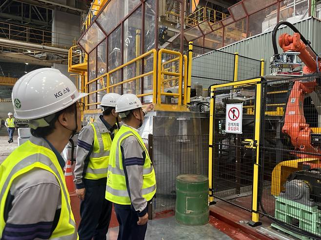 KG스틸 관계자들이 현장 점검을 하는 모습. [KG스틸 제공]