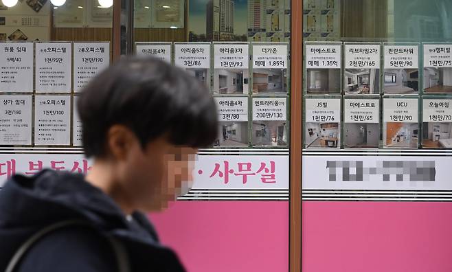 서울 시내 한 대학교 앞에 위치한 부동산에 오피스텔 월세 가격이 붙어있다. 이상섭 기자