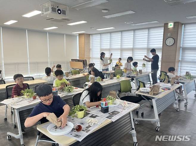 [완주=뉴시스] 완주군, 콩쥐팥쥐도서관 과학문화여행. *재판매 및 DB 금지