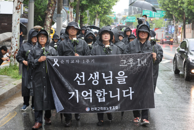 ▲서이초등학교 교사 사망 1주기인 7월 18일 오전 서울 서초구 서이초교교차로에서 출발한 교사유가족협의회 관계자와 전국교직원노동조합 조합원들이 서초경찰서 방향으로 고인을 추모하며 행진하고 있다. ⓒ연합뉴스