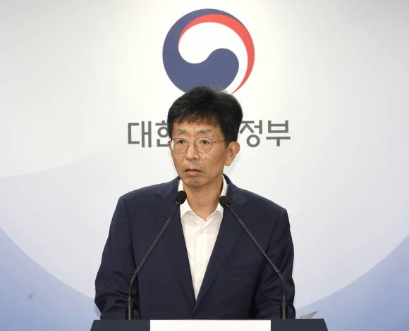 개보위, AI 서비스 관련 공개 데이터 처리 기준 제시 - 개인정보보호위원회 양청삼 개인정보정책국장이 17일 서울 종로구 정부서울청사에서 ‘인공지능(AI) 개발·서비스를 위한 공개된 개인정보 처리 안내서’ 발표 브리핑을 하고 있다. 2024.7.17 연합뉴스