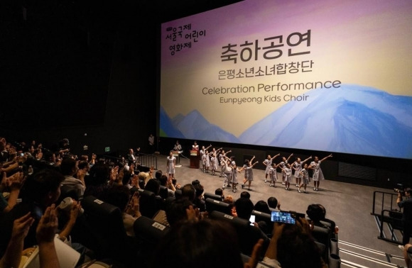 지난해 9월 서울 은평구에서 열린 서울국제어린이영화제에서 은평소년소녀합창단이 축하 공연을 하는 모습. 은평구 제공