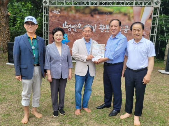 김용호 의원(오른쪽 첫 번째)이 ‘영랑호 맨발 황톳길 준공식’에 참석해 이병선 속초시장(오른쪽에서 두 번째)과 맨발걷기국민운동본부 박동창 회장(가운데), 강원도의회 원미희 도의원(왼쪽 두 번째), 김흥재 속초지회장(왼쪽 첫 번째)과 기념촬영을 했다.