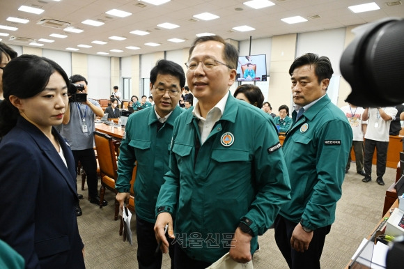 국민의힘 의원들이 18일 국회에서 열린  행안위 전체회의에서  민생위기특별법( 전국민 25만 지원) 법안심사  직전 의사일정에 항의하며 집단 퇴장하고 있다. 2024.7.18안주영전문기자