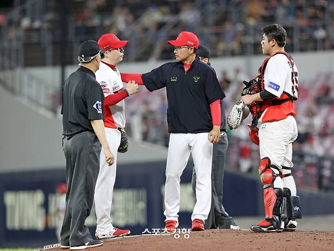 KIA 양현종이 지난 17일 광주 삼성전에서 9-5로 앞선 5회초 2사 1·2루에서 정재훈 투수코치로부터 교체 지시를 받고 이야기 나누고 있다. KIA 타이거즈 제공