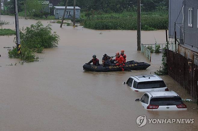 폭우 속 구조 나선 소방대원 (파주=연합뉴스) 임병식 기자 = 18일 오전 경기도 파주시 월롱면에서 소방대원들이 침수된 공장에서 고립된 근로자를 구조하고 있다. 2024.7.18 andphotodo@yna.co.kr