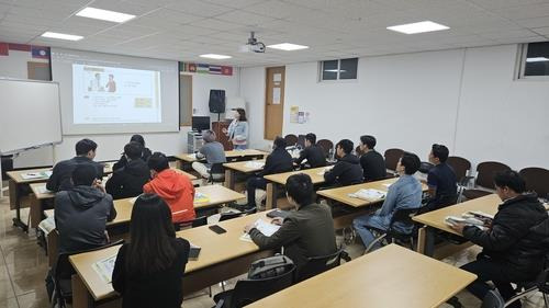 외국인 근로자 지원센터 외국인 대상 교육 [경남도 제공. 재판매 및 DB 금지]