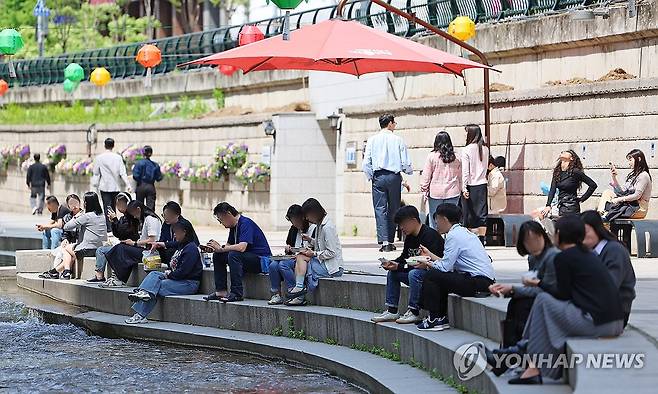 청계천에서 점심 도시락 먹는 직장인들 [연합뉴스 자료사진]