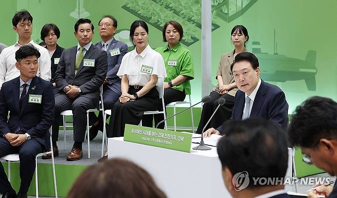 전북 민생토론회, 윤석열 대통령 발언 (정읍=연합뉴스) 진성철 기자 = 윤석열 대통령이 18일 전북 정읍시 JB그룹 아우름캠퍼스에서 열린 '국민과 함께하는 민생토론회 스물일곱 번째, 신 서해안 시대를 여는 경제 전진기지, 전북'에서 발언하고 있다. 2024.7.18 zjin@yna.co.kr