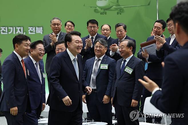 윤석열 대통령, 전북 민생토론회 참석 (정읍=연합뉴스) 진성철 기자 = 윤석열 대통령이 18일 전북 정읍시 JB그룹 아우름캠퍼스에서 열린 '국민과 함께하는 민생토론회 스물일곱 번째, 신 서해안 시대를 여는 경제 전진기지, 전북'에 입장하며 참석자들과 인사하고 있다.  2024.7.18 zjin@yna.co.kr