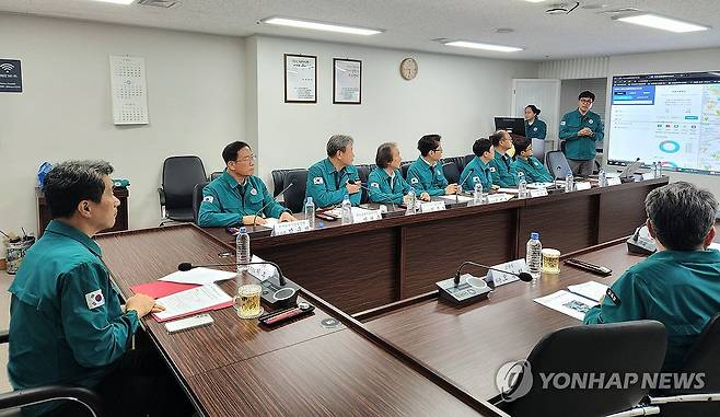 이주호 부총리, 집중호우에 따른 학교시설 비상점검 체계 점검 (서울=연합뉴스) 이주호 부총리 겸 교육부 장관이 18일 서울 영등포구 한국교육시설안전원에서 집중호우로 인한 교육시설 피해 상황을 점검하고 있다. 2024.7.18 [교육부 제공. 재판매 및 DB 금지] photo@yna.co.kr