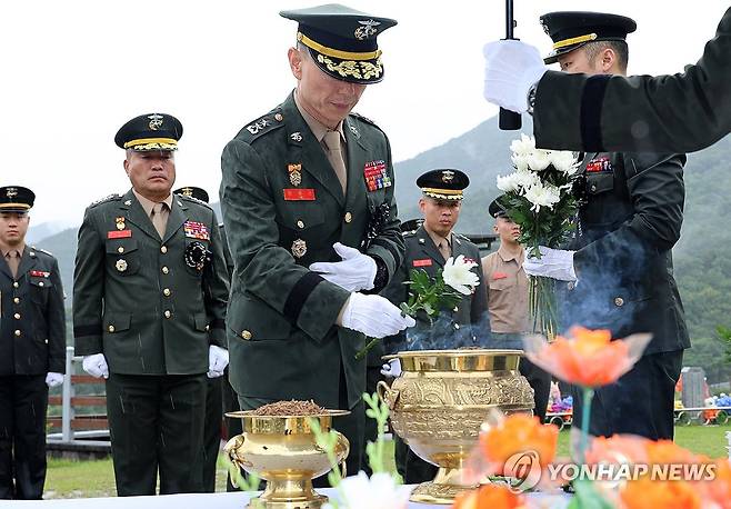 헌화하는 임성근 전1사단장 (대전=연합뉴스) 김준범 기자 = 해병대 채수근 상병 순직 1주기를 하루 앞둔 18일 오전 임성근 해병대 전 1사단장이 국립대전현충원 채수근 상병 묘소를 찾아 헌화하고 있다. 2024.7.18 psykims@yna.co.kr