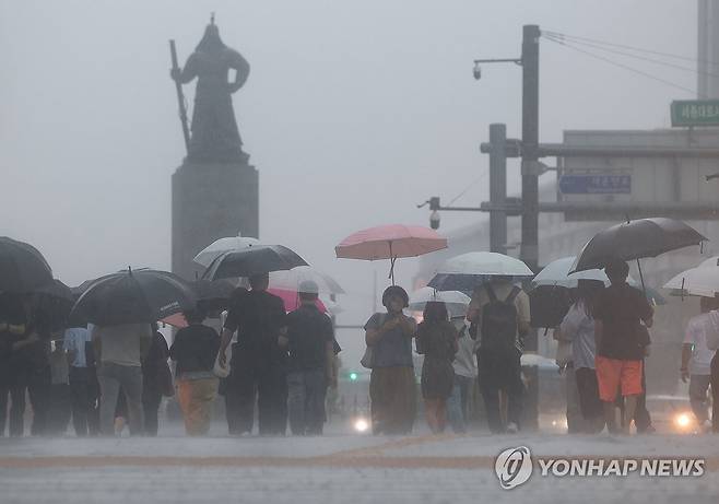 광화문광장에 쏟아지는 폭우 (서울=연합뉴스) 김성민 기자 = 비가 내린 17일 오전 서울 종로구 광화문광장에서 시민들이 이동하고 있다. 2024.7.17 ksm7976@yna.co.kr