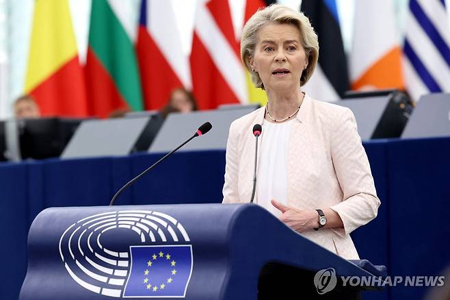 유럽의회 연설하는 EU 집행위원장 (스트라스부르 AFP=연합뉴스) 우르줄라 폰데어라이엔 EU 집행위원장이 18일(현지시간) 프랑스 스트라스부르 유럽의회에서 인준투표를 앞두고 막판 지지를 호소하는 연설을 하고 있다. 2024.7.18 photo@yna.co.kr [재판매 및 DB 금지]