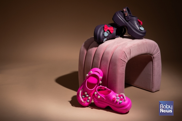 '스톰프 클로그' 핑크 크러쉬, 다크 아이리스 연출컷. ⓒ크록스